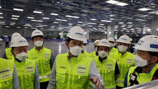 이재용(가운데) 삼성전자 부회장이 18일 중국 산시성에 위치한 삼성전자 시안반도체 사업장을 찾아 현장을 점검하고 있다. <삼성전자 제공>
